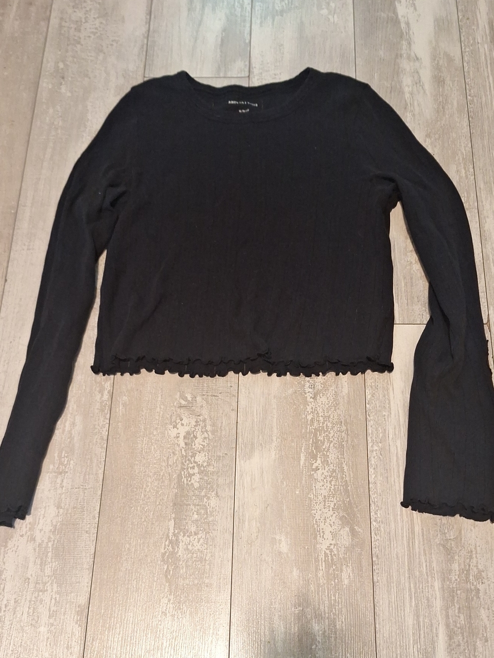 American Eagle Black Long-Sleeve Lettuce Hem Crop Top